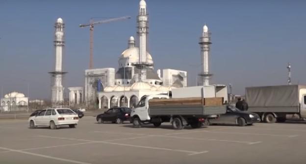 Благотворительная акция в память о депортации чеченцев и ингушей, 23 февраля 2019 года. Шали. Скриншот видео телекомпании "Грозный", https://grozny.tv/news.php?id=30815