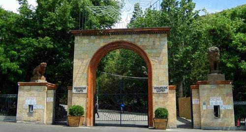 Вход  в ереванский зоопарк. Фото: Armineaghayan/https://ru.wikipedia.org/wiki/Ереванский_зоопарк 