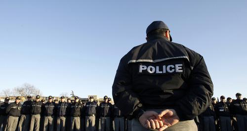 Сотрудник полиции. Грузия. Фото: REUTERS/David Mdzinarishvili 