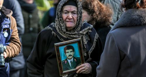 Мать держит портрет своего сына. Баку, 26 февраля 2019 г. Фото Азиза Каримова для "Кавказского узла"