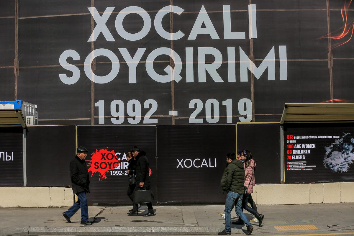 Плакаты на дорогах в годовщину Ходжалинской трагедии. 26 февраля 2019 года, Баку. Фото Азиза Каримова для "Кавказского узла"