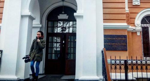 Журналистка выходит из Ростовского областного суда. Фото Константина Волгина для "Кавказского узла"