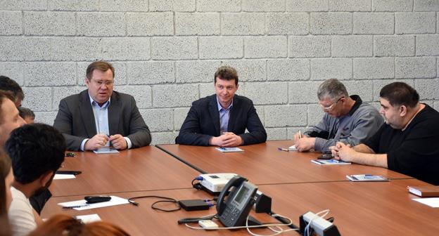 Совещание в АО «Каспийский завод листового стекла»  Фото: Пресс-служба Каспийского завода листового стекла http://www.flatglass.ru/company/news/konkursnym-upravlyayushchim-ao-kzls-naznachen-mereshkin-fedor-nikolaevich/