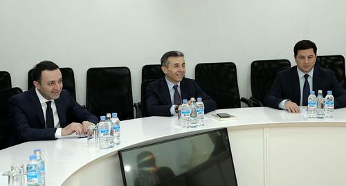 Ираклий Гарибашвили, Бидзина Иванишвили и Арчил Талаквадзе во врем заседания политсовета партии. Фото:  пресс-служба партии "Грузинская мечта - Демократическое движение" . 