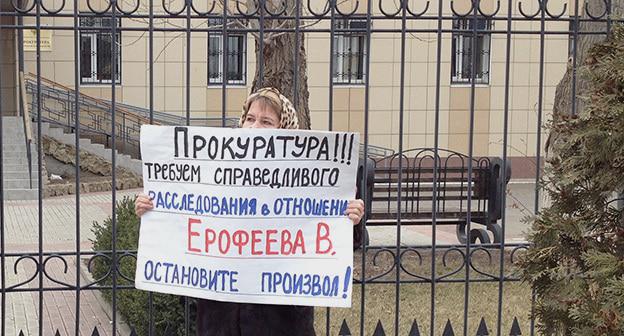 Активистка Вера Грушевая на пикете в поддержку Владимира Ерофеева у здания прокуратуры Астраханской области. 5 марта 2019 г. Фото Алены Садовской для "Кавказского узла"