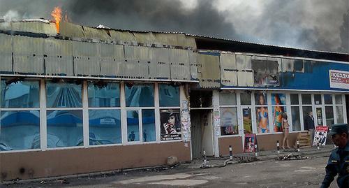 Пожар на Тургеневском рынке в Черкесске. Фото ГУ МЧС по Карачаево-Черкессии. http://www.09.mchs.gov.ru/operationalpage/emergency/detail.php?ID=24773