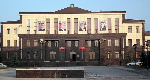 Администрация Курчалоя. Фото: Alkhimov Maxim, CC BY 3.0, https://commons.wikimedia.org/w/index.php?curid=54403409