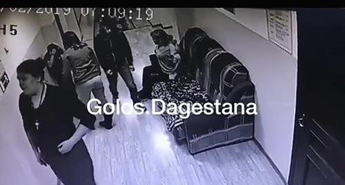 Скриншот публикации видео жестокого обращения с ребенком в детдоме Каспийска, https://www.instagram.com/p/BujolF3nfVg/