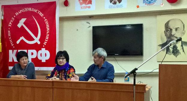 Екатерина Когдеева, Галина Очирова, Намру Булыков (слева направо). Фото Бадмы Бюрчиева для "Кавказского узла" 