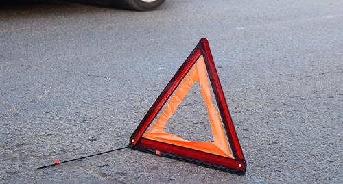 Знак аварии на дороге.  Фото Елены Синеок, Юга.ру
