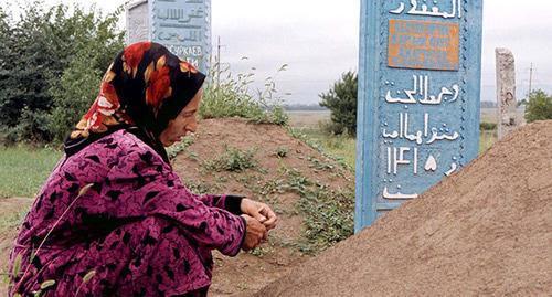 Чеченская женщина возле могилы своего сына, убитого в январе 1995 года. Фото: Reuters/Ulli Michel