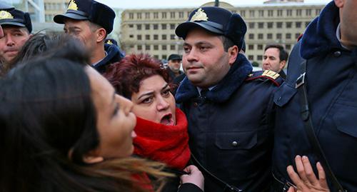 Полицейские помешали активисткам провести марш против насилия по отношению к женщинам. Баку, 8 марта 2019 года. Фото Азиза Каримова для "Кавказского узла"