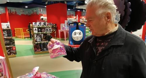 Юрий Лаптев рассматривает куклу, которую в этом магазине купил его сын 1 декабря. Фото: Светлана Кравченко для "Кавказского узла".