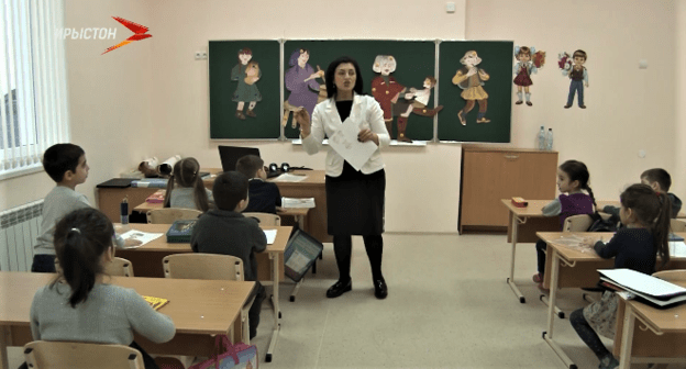 Урок В Аланской гимназии, скриншот видео телекомпании "Осетия - Ирыстон", http://iryston.tv/ru/doshkolnye-klassy-otkryli-pri-alanskoj-gimnazii/