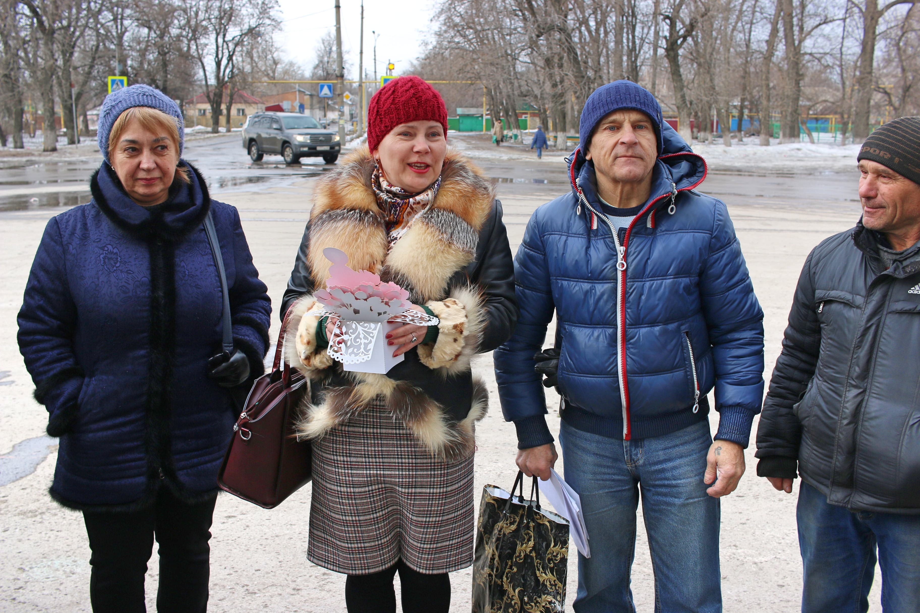 Участники пикета в Гуково 9 марта 2019 года поздравили женщин с праздником. Фото Вячеслава Прудникова для "Кавказского узла".
