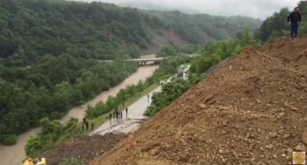 Последствия оползня в Чечне. Скриншот с видео "Оползни в Чечне дорога на Ярыш-Марды" на Youtube, https://www.youtube.com/watch?v=e0DH_3v-qPQ