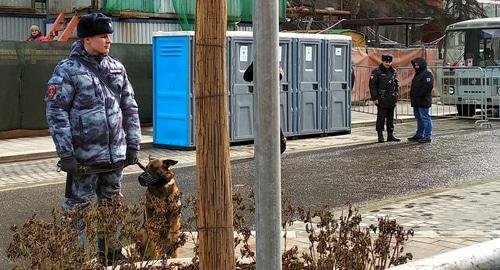 Установленными на проспекте Сахарова туалетами было разрешено пользоваться только полиции. Москва, 10 марта 2019 года. Фото Гора Алексаняна для "Кавказского узла".