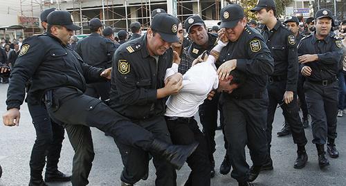 Сотрудники полиции задерживают активиста. Баку, Азербайджан. Фото: REUTERS/David Mdzinarishvili 