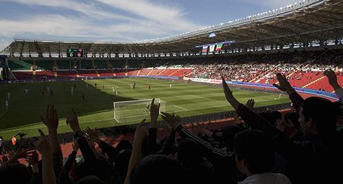Болельщики на стадионе "Ахмат Арена" в Грозном. Фото: REUTERS/Maxim Shemetov