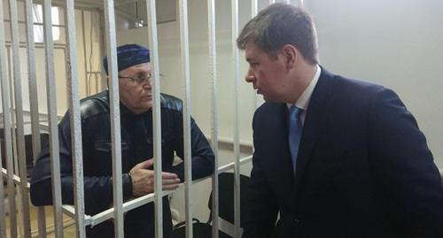 Оюб Титиев с адвокатом. Фото Расул Магомедов для "Кавказского узла".