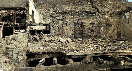 Дом после пожара в селе Тисси-Ахитли. Фото Ильяса Капиева для "Кавказского узла"