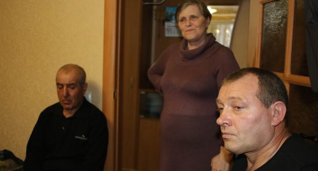 Голодающие шахтеры Акоп Бабаян (слева), Валентина Зурбалиева и Николай Пасохин. 12 марта 2019 года. Фото Вячеслава Прудникова для "Кавказского узла"