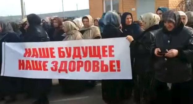 Митинг против «увода» местной больницы в  селе Гурбуки Карабудахкентского района Дагестана. Фото: кадр видео gazetachernovik, https://www.youtube.com/watch?v=ZRvU4kq5mSQ

