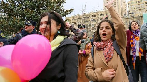 Участницы шествия феминисток в Баку. Фото Азиза Каримова для "Кавказского узла". 