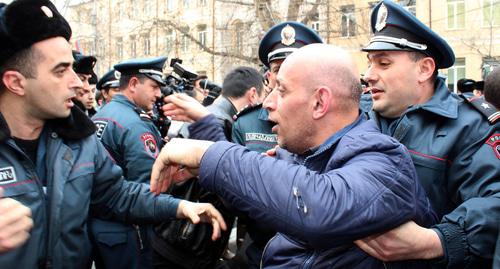 Задержание на стихийной акции протеста в Ереване. Фото Тиграна Петросяна для "Кавказского узла"