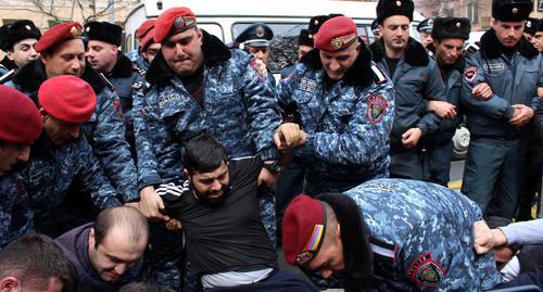 Силовики во время задержания протестующих. Ереван, 14 марта 2019 г. Фото Тиграна Петросяна для "Кавказского узла"