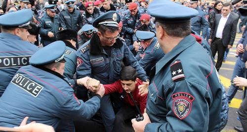 Полиция оттесняет протестующих с проезжей части. Ереван, 14 марта 2019 г. Фото Тиграна Петросяна для "Кавказского узла"