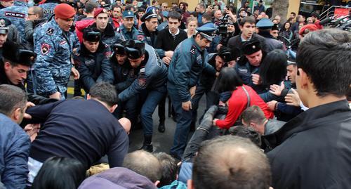 Протестующие отказываются освободить проезжую часть. Ереван, 14 марта 2019 года. Фото Тиграна Петросяна для "Кавказского узла"