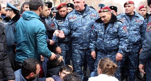 Сотрудники полиции и протестующие сотрудники кафе в Ереване. Фото Тиграна Петросяна для "Кавказского узла".