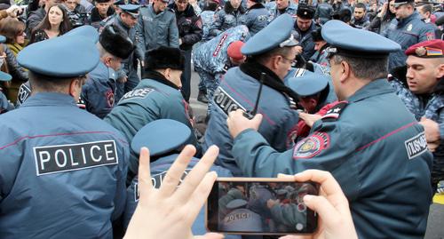 Сотрудники полиции во время сноса кафе в Ереване. Фото Тиграна Петросяна для "Кавказского узла"