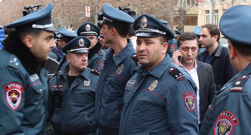 Сотрудники полиции во время сноса кафе в Ереване. Фото Тиграна Петросяна для "Кавказского узла"