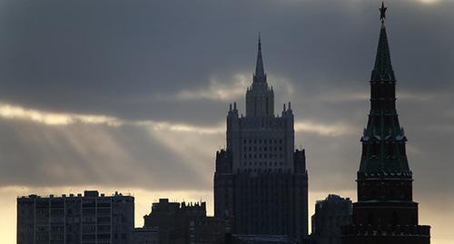 Вид на башню Кремля (справа) и здание МИД России (на заднем плане. Москва. Фото: REUTERS/Maxim Shemetov
