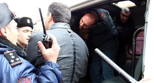 Задержание участника акции протеста против сноса кафе в Ереване 14 марта 2019 года. Фото Тиграна Петросяна для “Кавказского узла”.