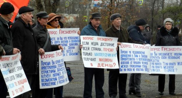 Участники митинга держат плакаты с вопросами к Путину. Волгоград, 17 марта 2019 года. Фото Татьяны Филимоновой для "Кавказского узла".