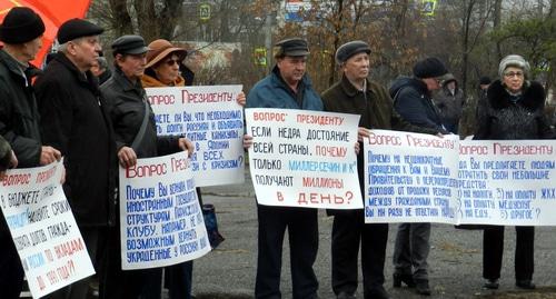 Участники митинга держат плакаты с вопросами к Путину. Волгоград, 17 марта 2019 года. Фото Татьяны Филимоновой для "Кавказского узла".