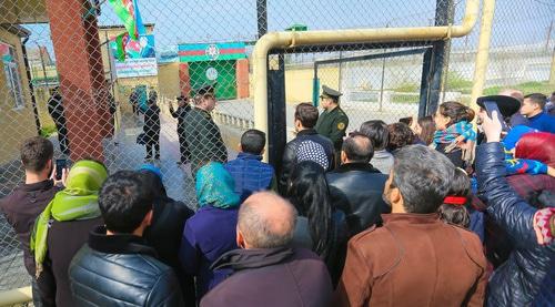 Близкие помилованных политзаключенных встречают их возле тюрьмы. Баку, 17 марта 2019 года. Фото Азиза Каримова для "Кавказского узла".
