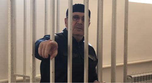 Оюб Титиев в зале суда. Скриншот с видео "Кавказского узла" https://youtu.be/FuRGvYsWIJ8