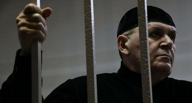 Оюб Титиев слушает приговор. Фото Дмитрия Борко, ПЦ "Мемориал"