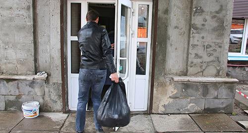 Жители Красного Сулина принесли пакеты с мусором. 18 марта 2019 г. Фото Вячеслава Прудникова для "Кавказского узла"