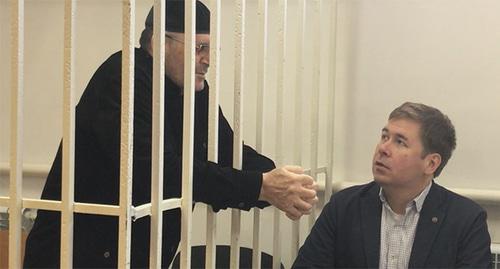 Оюб Титиев (слева) и адвокат Илья Новиков в зале суда. Скриншот с видео "Кавказского узла"