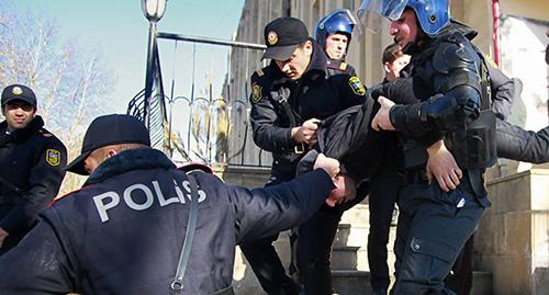 Сотрудники полиции задерживают активиста. Фото: REUTERS/Aziz Karimov