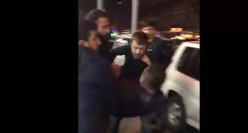 Студенческие активисты схватили и попытались бросить в мусорный бак видеоблогера Нарека Маляна. Видео https://www.facebook.com/restarttimes.am/videos/960188047522246/ 