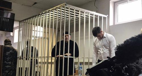 Оюб Титиев в клетке суда. Фото корреспондента "Кавказского узла".