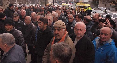 Водители такси провели митинг в Тбилиси с требованием отменить распоряжение мэрии о перекрашивании машин в белый цвет. Фото Беслана Кмузова для "Кавказского узла"