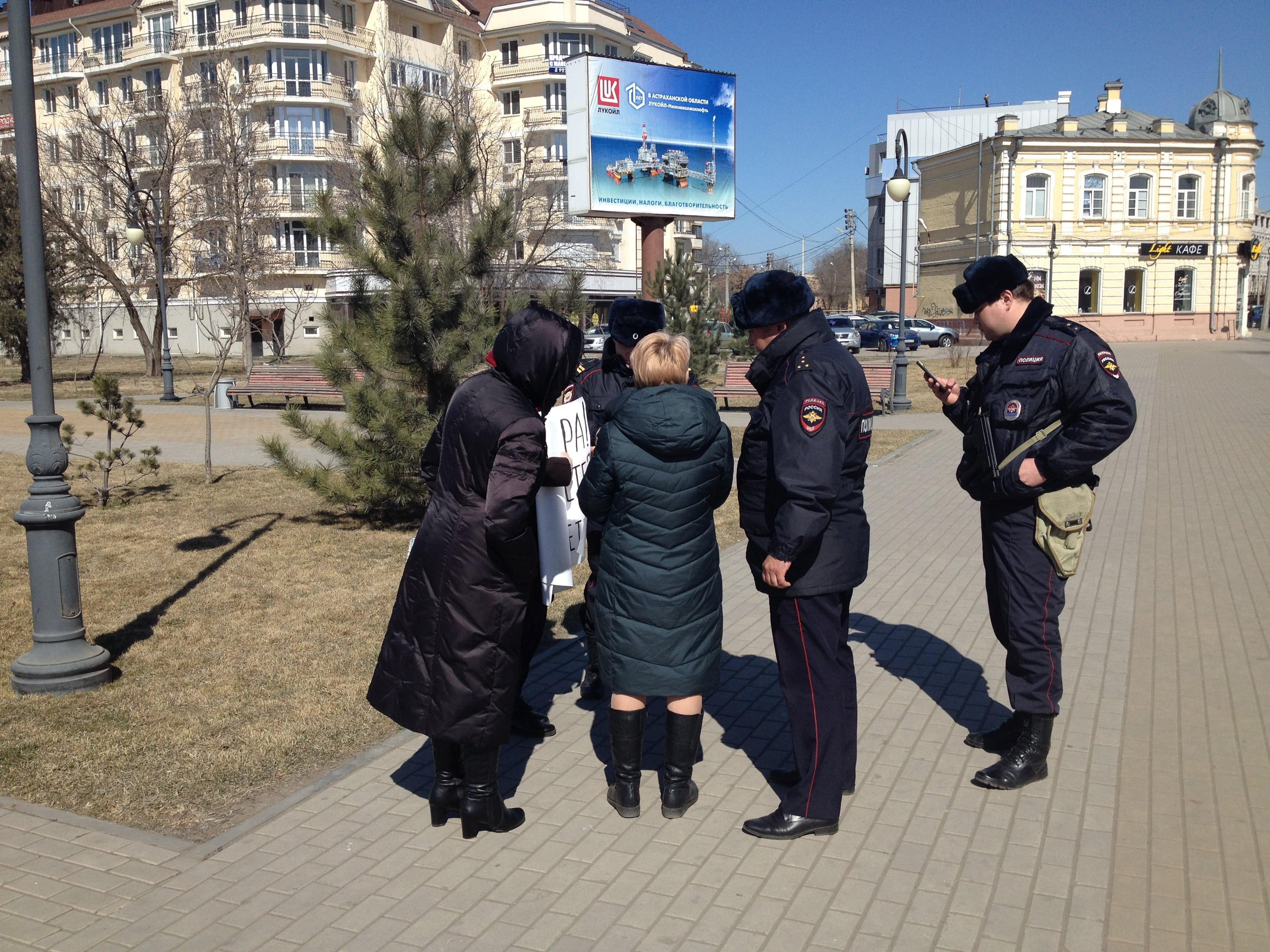 За 45 минут к пикетчицам подошли три наряда полиции. 20 марта 2019 года. Фото Алены Садовской для "Кавказского узла"