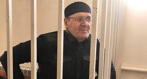 Оюб Титиев в клетке суда. Фото корреспондента "Кавказского узла". 